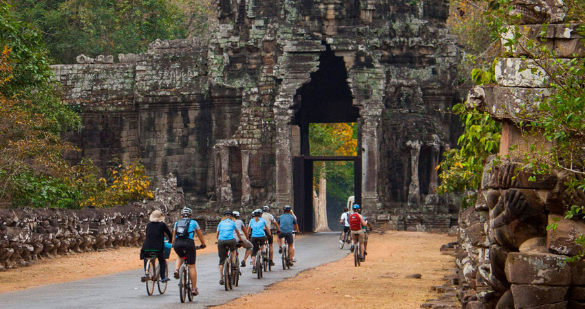 Siem Reap: Local French Speaking Guide for Angkor Wat Day Tour